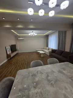 Kirayə 4 otaqlı Mənzil 190 m² Nəsimi r. – şəkil 1