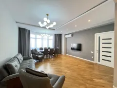 Kirayə 3 otaqlı Mənzil 135 m² Səbail r. – şəkil 2