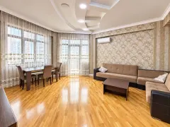 Kirayə 3 otaqlı Mənzil 140 m² Nəsimi r. – şəkil 1
