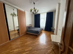 Kirayə 3 otaqlı Mənzil 152 m² Yasamal r. – şəkil 1