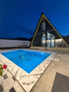 🏡 Qəbələdə Hovuzlu Kirayə Villa – Dağ Mənzərəli, Meşə Kənarında İdeal İstirahət Evi – şəkil 1