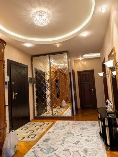 Kirayə 3 otaqlı Mənzil 135 m² Yasamal r. Nizami m.