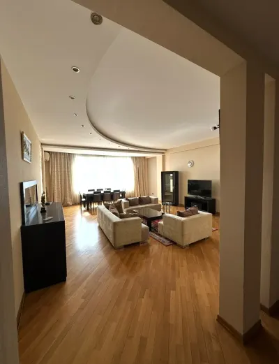 Kirayə 4 otaqlı Mənzil 200 m² Nəsimi r.