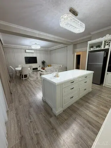 Kirayə 4 otaqlı Mənzil 160 m² Xətai r. Ağ şəhər q.