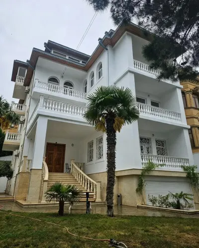 Kirayə 9 otaqlı Həyət evi / Bağ evi 700 m² Nəsimi r.