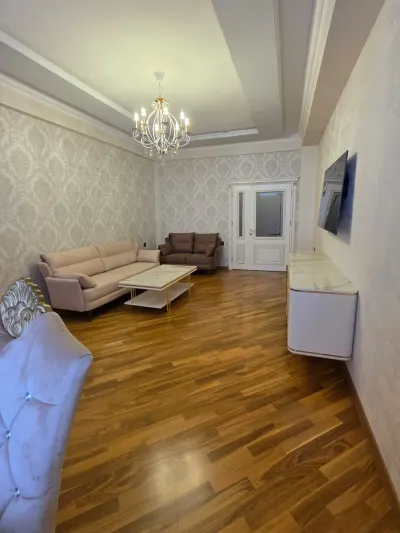 Kirayə 3 otaqlı Mənzil 115 m² Xətai r.