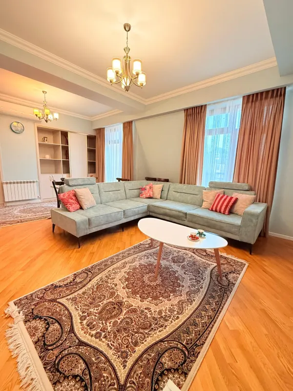 Kirayə 5 otaqlı Mənzil 220 m² Xətai r. Ağ şəhər q.