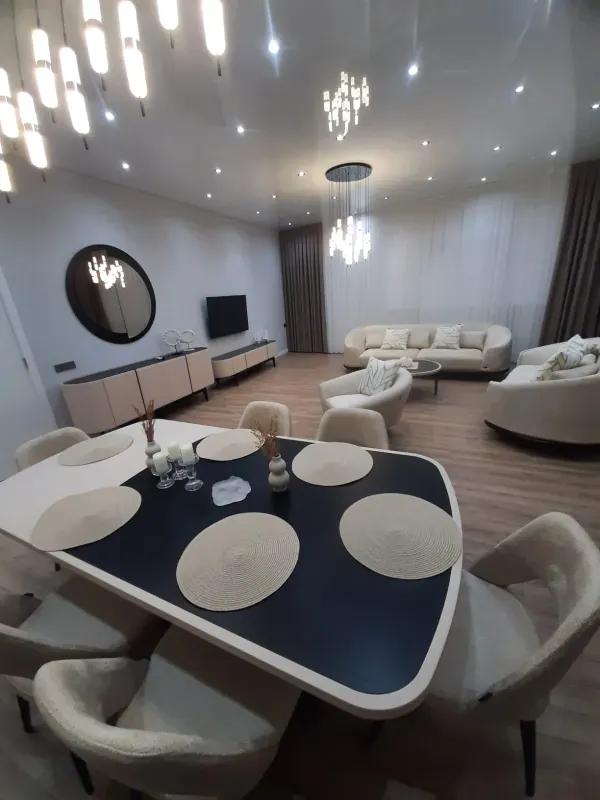 Kirayə 4 otaqlı Mənzil 200 m² Bakı