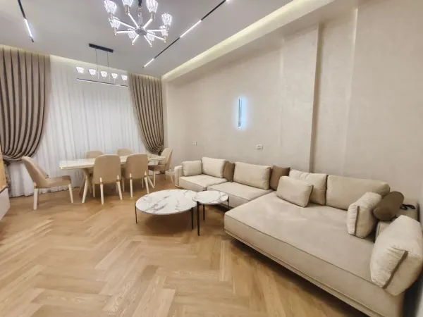 Kirayə 3 otaqlı Mənzil 140 m² Xətai r.