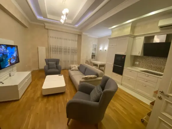 Kirayə 3 otaqlı Mənzil 120 m² Xətai r.