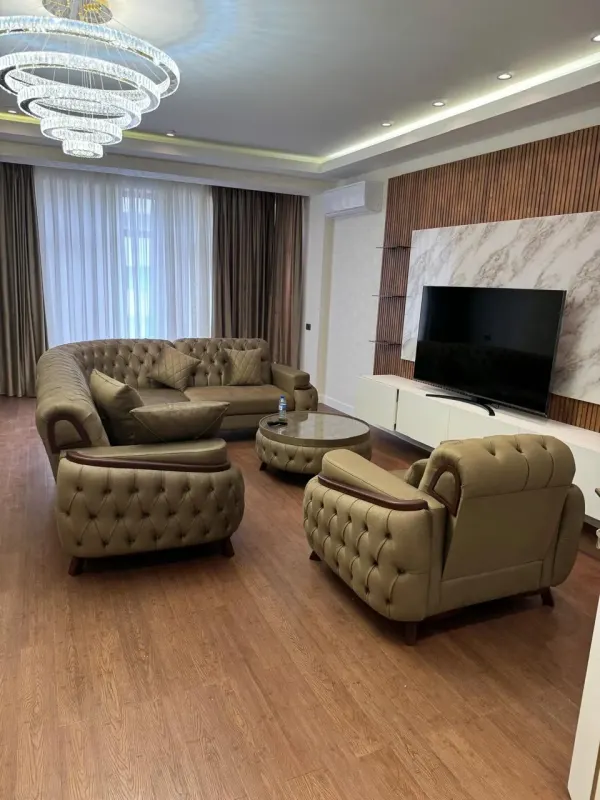 Kirayə 3 otaqlı Mənzil 140 m² Xətai r.