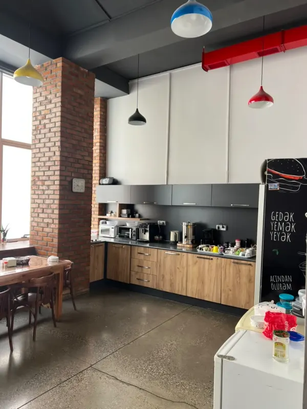 İcarəyə verilir 15 otaqlı ofis 550