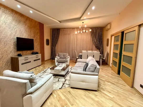 Kirayə 3 otaqlı Mənzil 130 m² Nəsimi r. 28 May m.