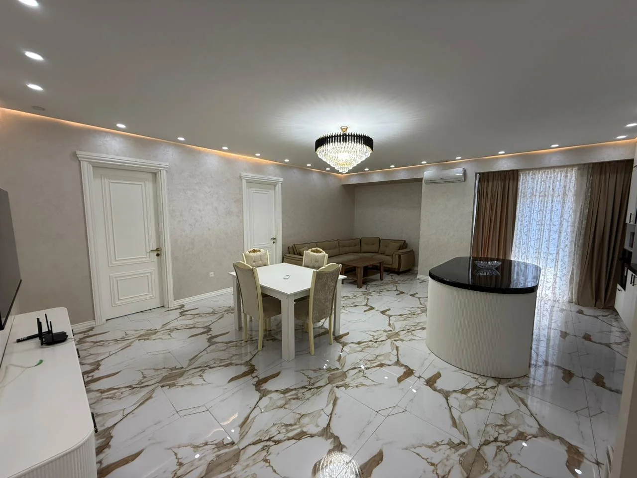 Kirayə 4 otaqlı Mənzil 170 m² Yasamal r. – şəkil 1