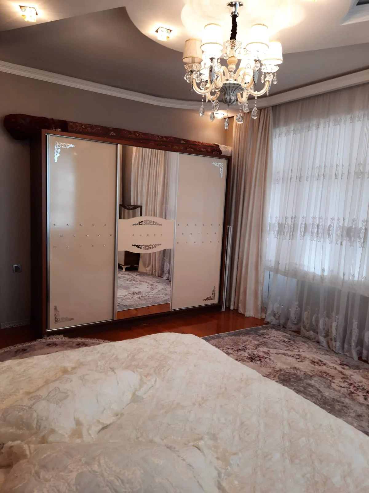 Kirayə 3 otaqlı Mənzil 130 m² Xətai r.