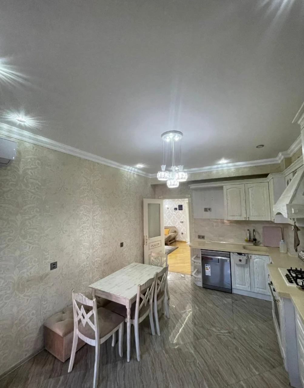 Kirayə 3 otaqlı Mənzil 100 m² Xətai r.