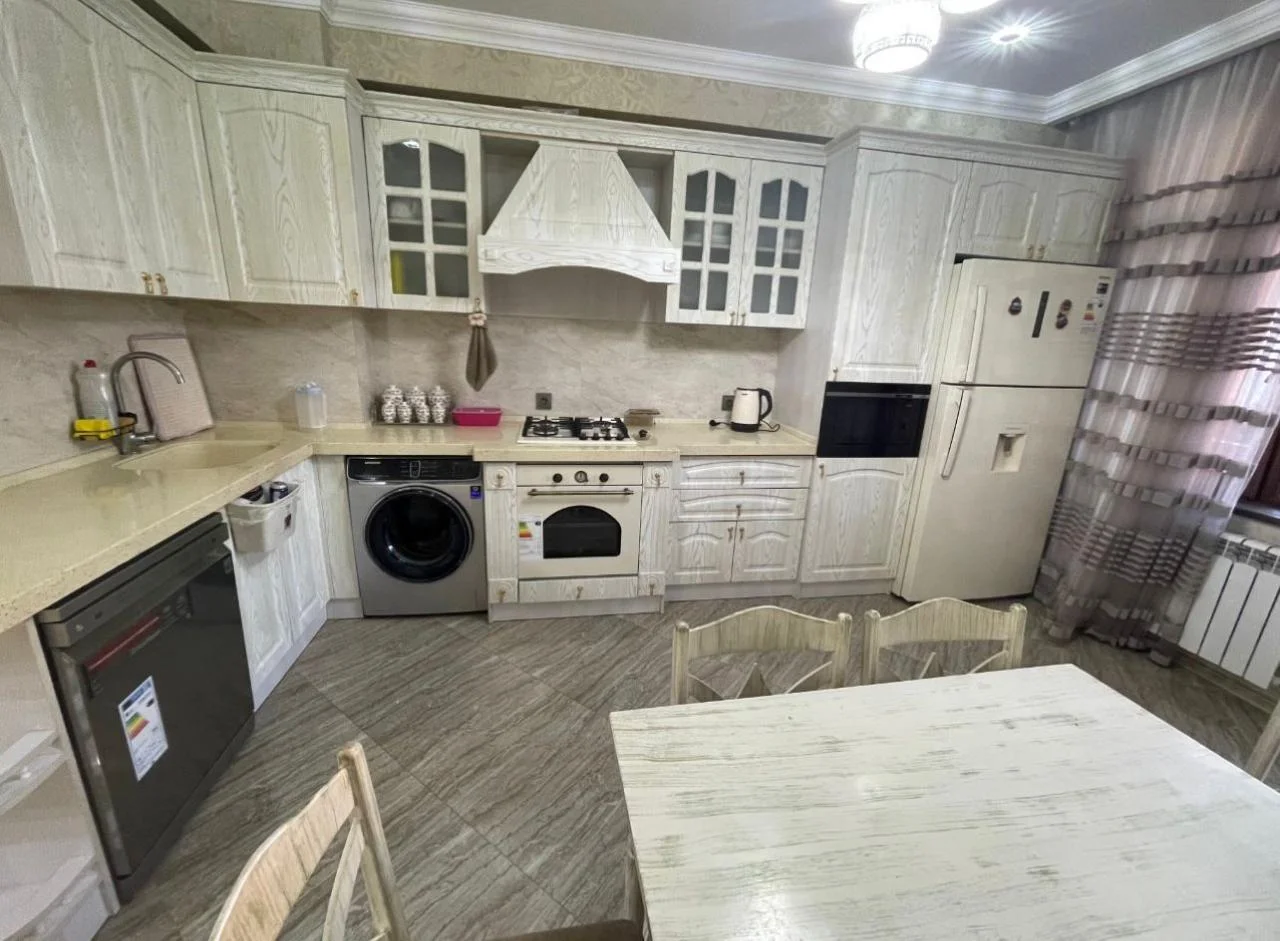 Kirayə 3 otaqlı Mənzil 100 m² Xətai r.