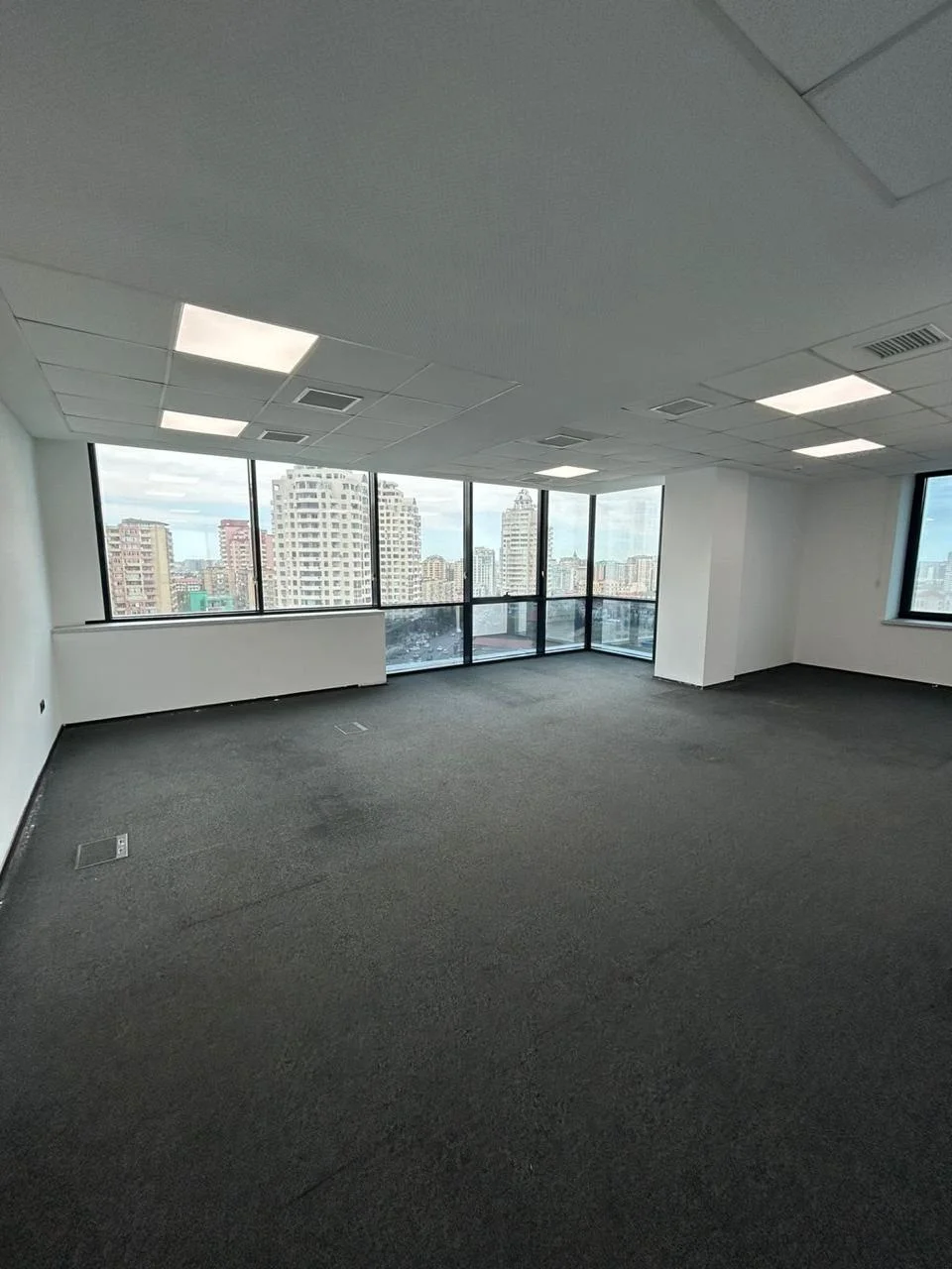 İcarəyə verilir 13 otaqlı ofis 600