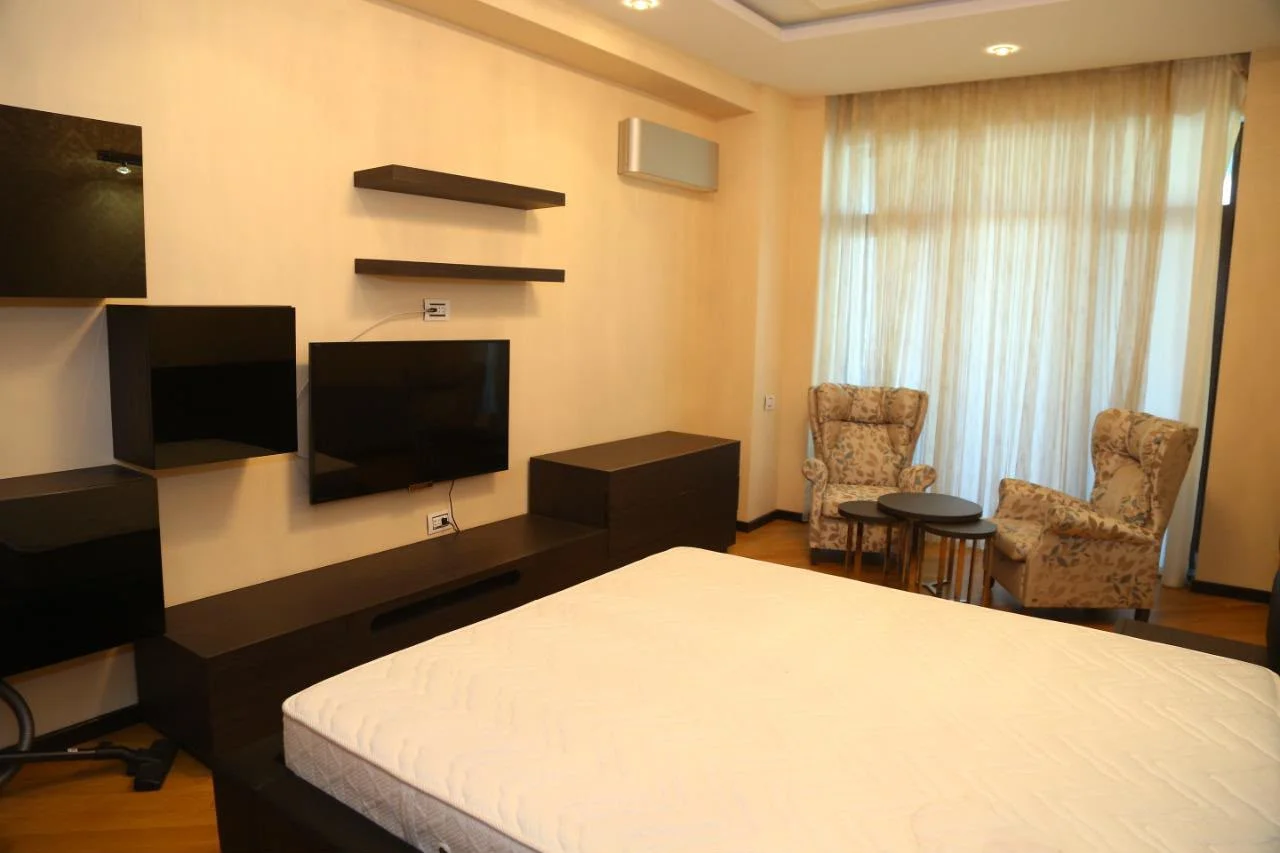 Kirayə 4 otaqlı Mənzil 270 m² Xətai r.