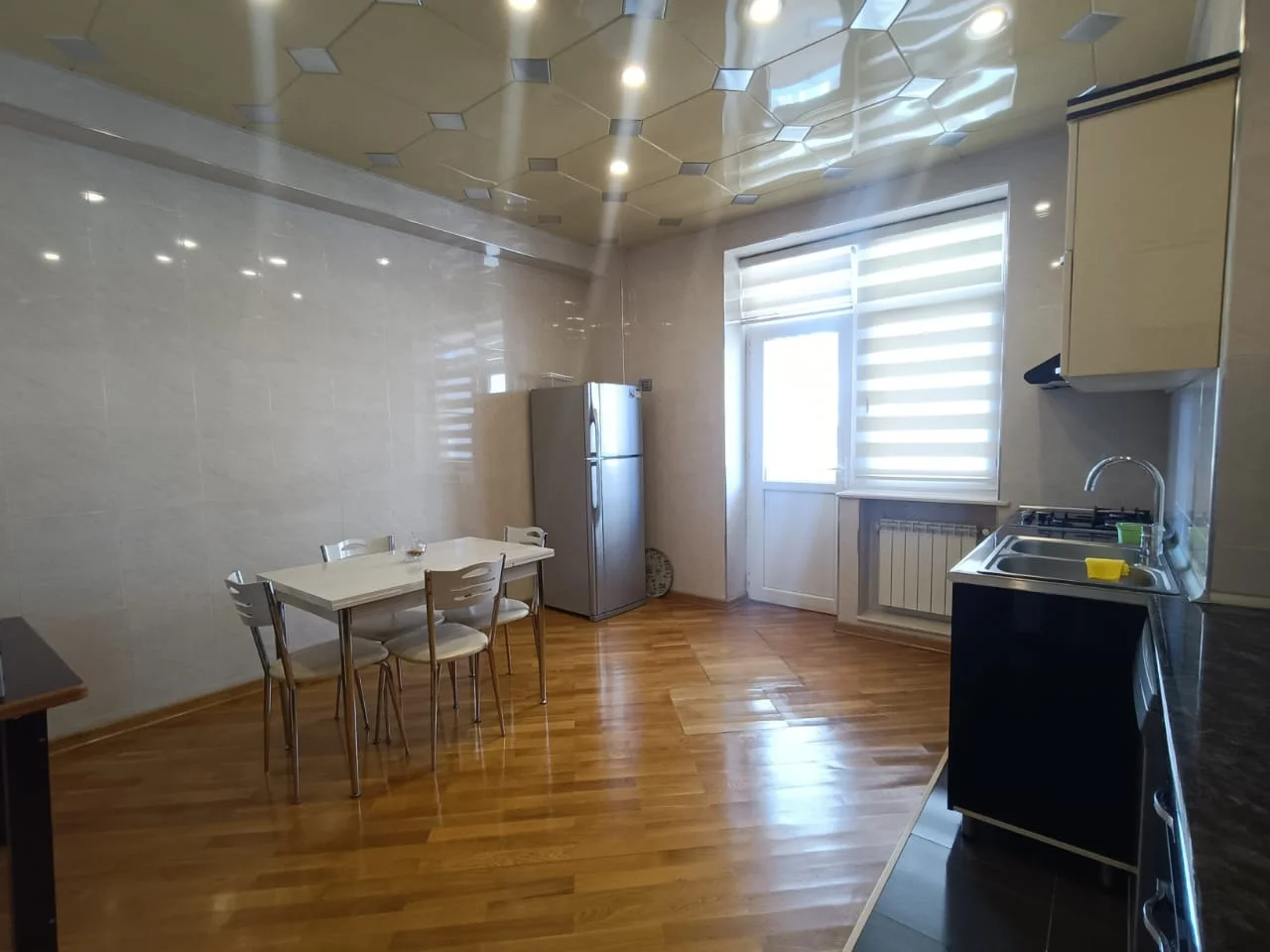Kirayə 3 otaqlı Mənzil 137 m² Xətai r.
