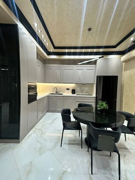 Kirayə 3 otaqlı Mənzil 140 m² Xətai r.