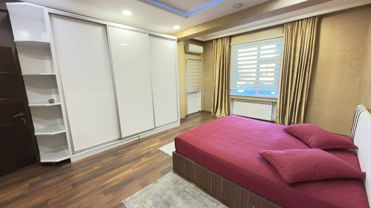 Kirayə 4 otaqlı Mənzil 200 m² Xətai r.