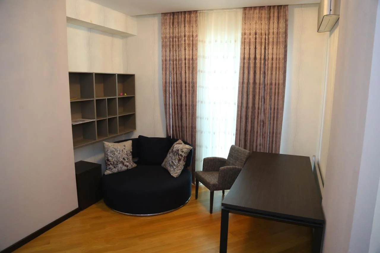 Kirayə 4 otaqlı Mənzil 270 m² Xətai r.