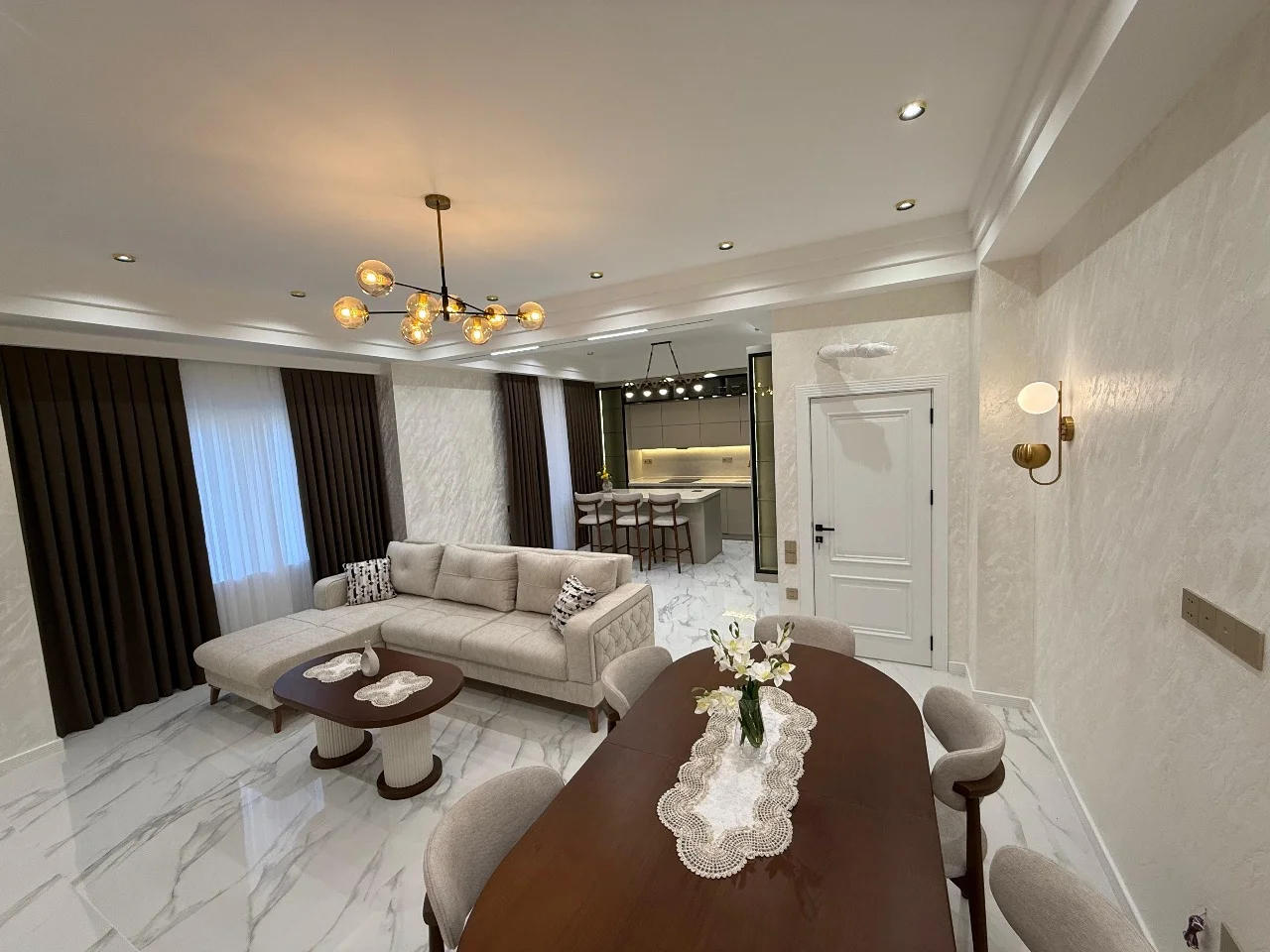 Diplomst Residence , Ağ şəhər