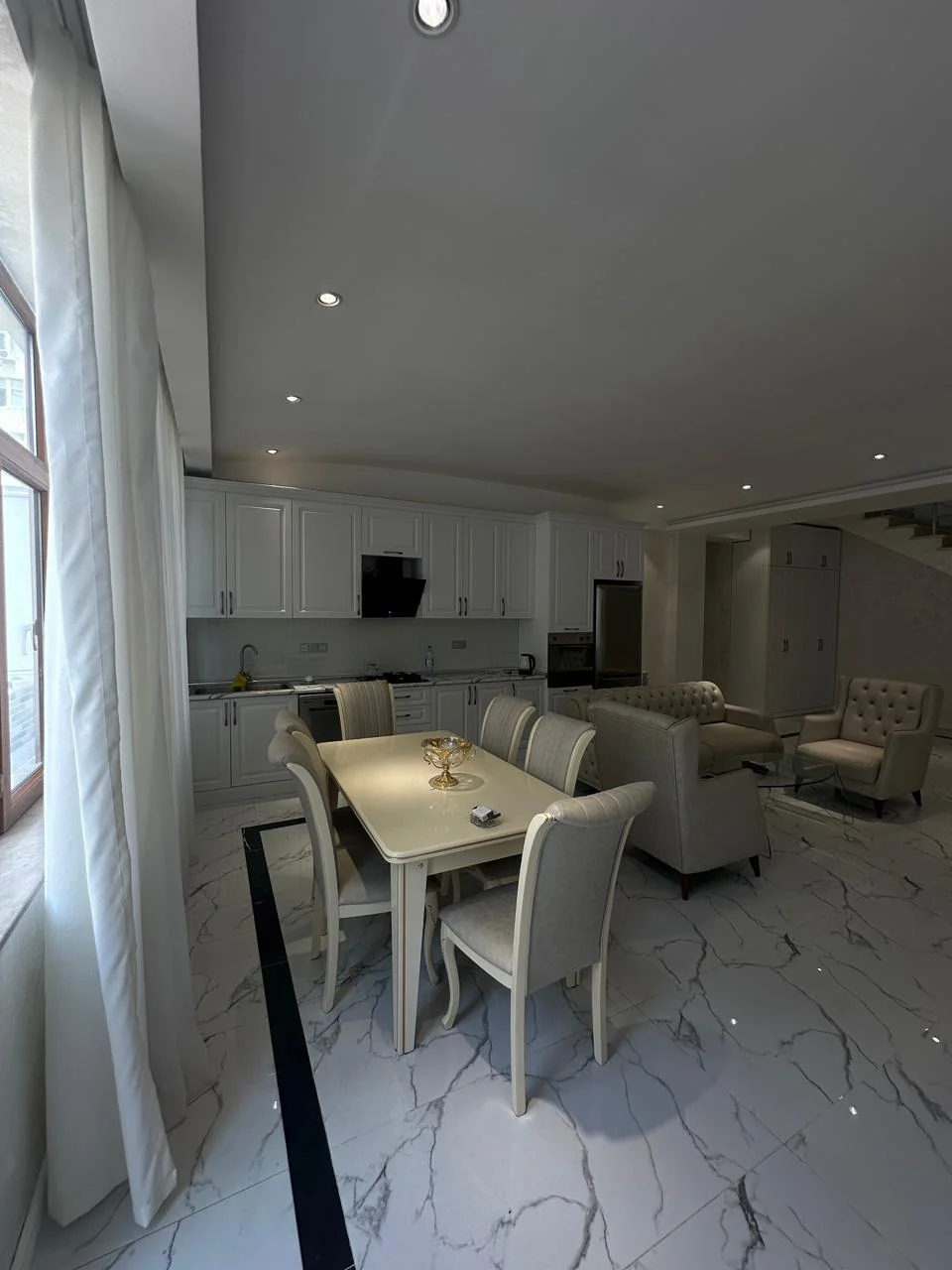 Kirayə 5 otaqlı Mənzil 245 m² Nəsimi r.