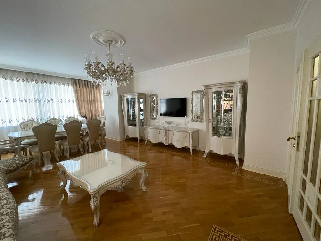 Kirayə 3 otaqlı Mənzil 137 m² Xətai r.