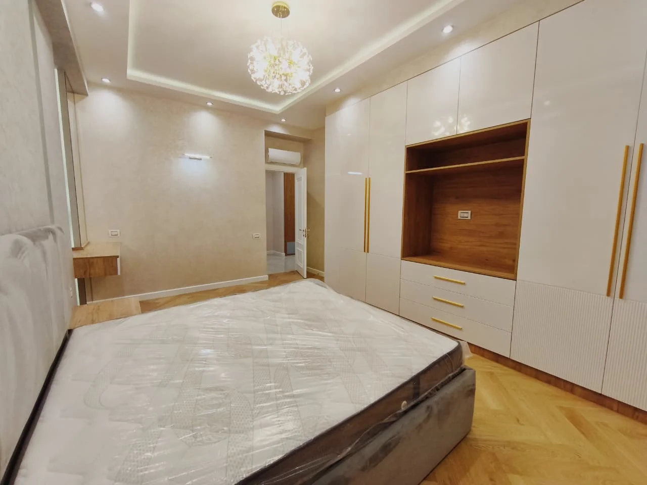 Kirayə 3 otaqlı Mənzil 140 m² Xətai r.