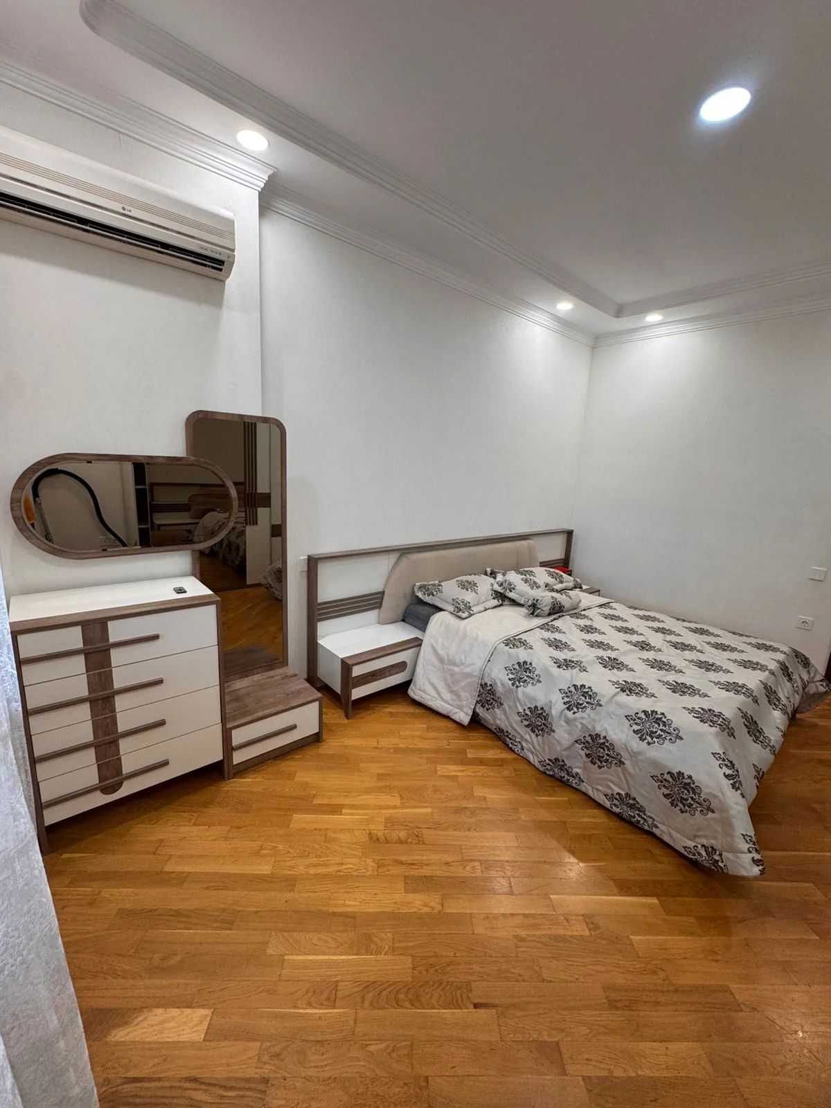 Kirayə 2 otaqlı Mənzil 77 m² Xətai r.