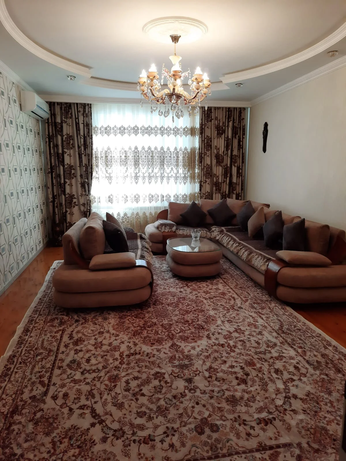 Kirayə 3 otaqlı Mənzil 130 m² Xətai r.