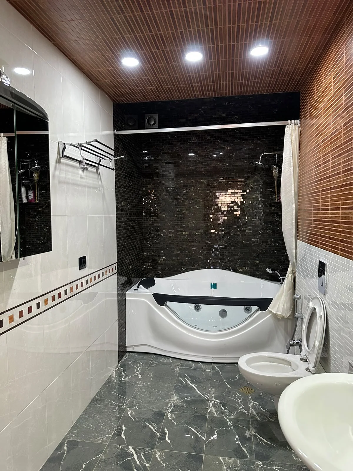 Kirayə 4 otaqlı Mənzil 235 m² Səbail r. İçərişəhər m. – şəkil 20