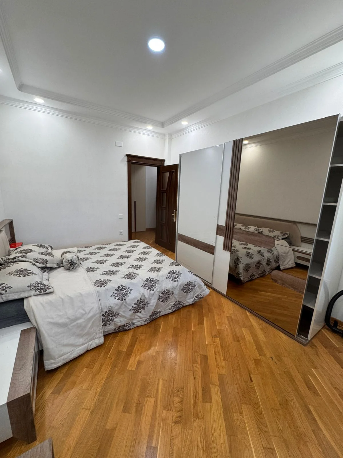 Kirayə 2 otaqlı Mənzil 85 m² Xətai r.