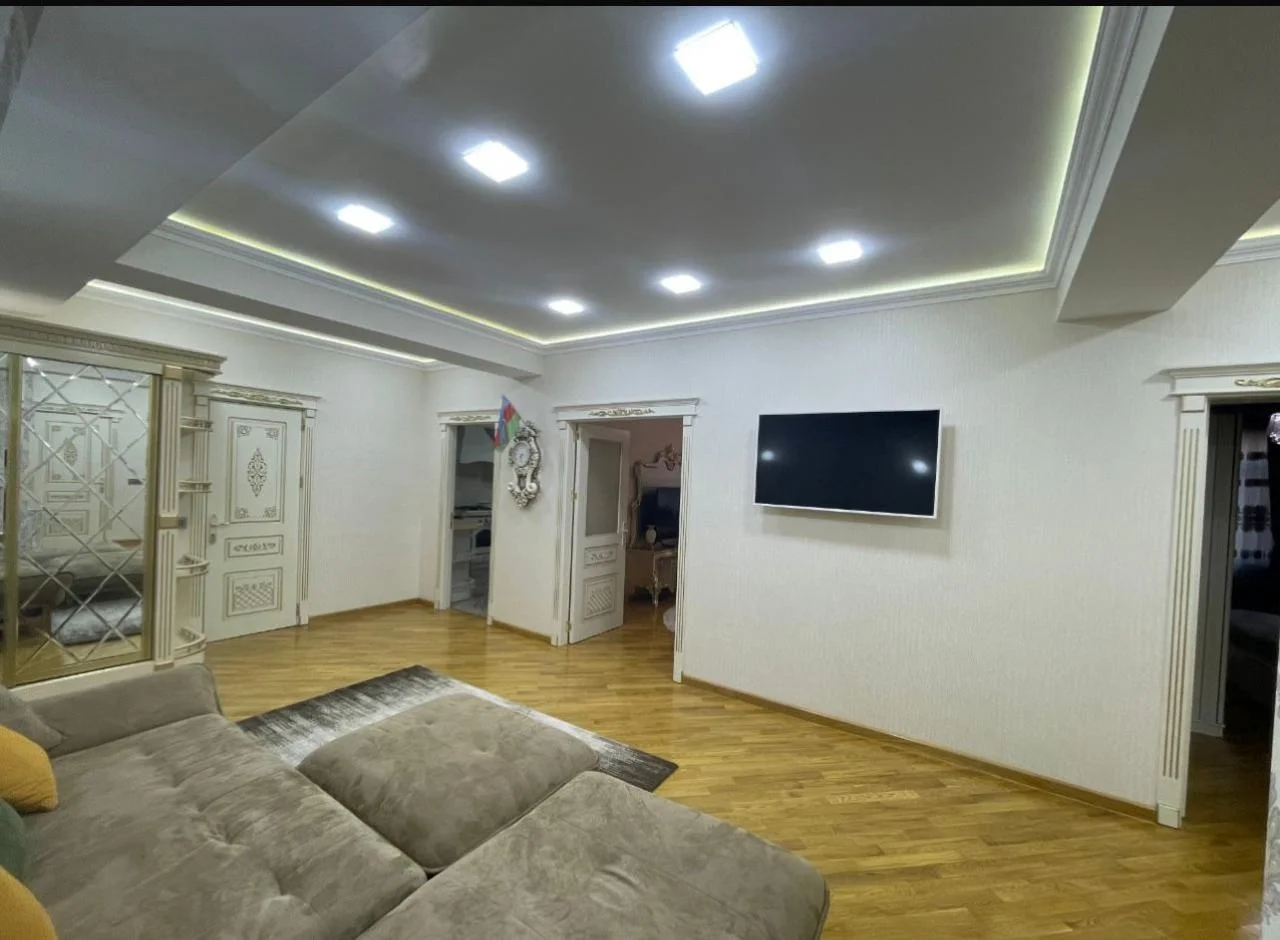 Kirayə 3 otaqlı Mənzil 100 m² Xətai r.