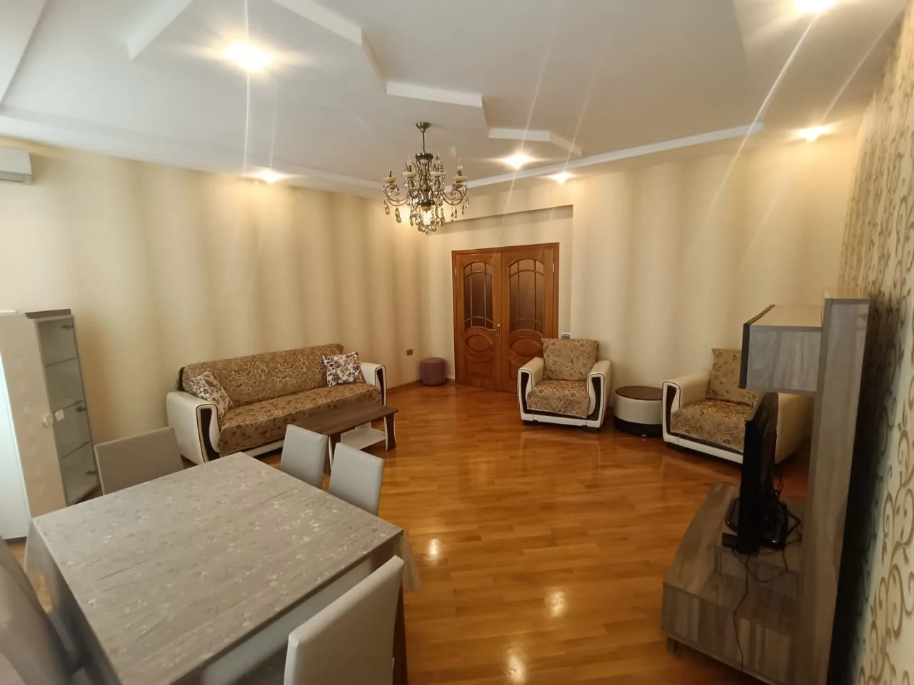 Kirayə 3 otaqlı Mənzil 137 m² Xətai r.