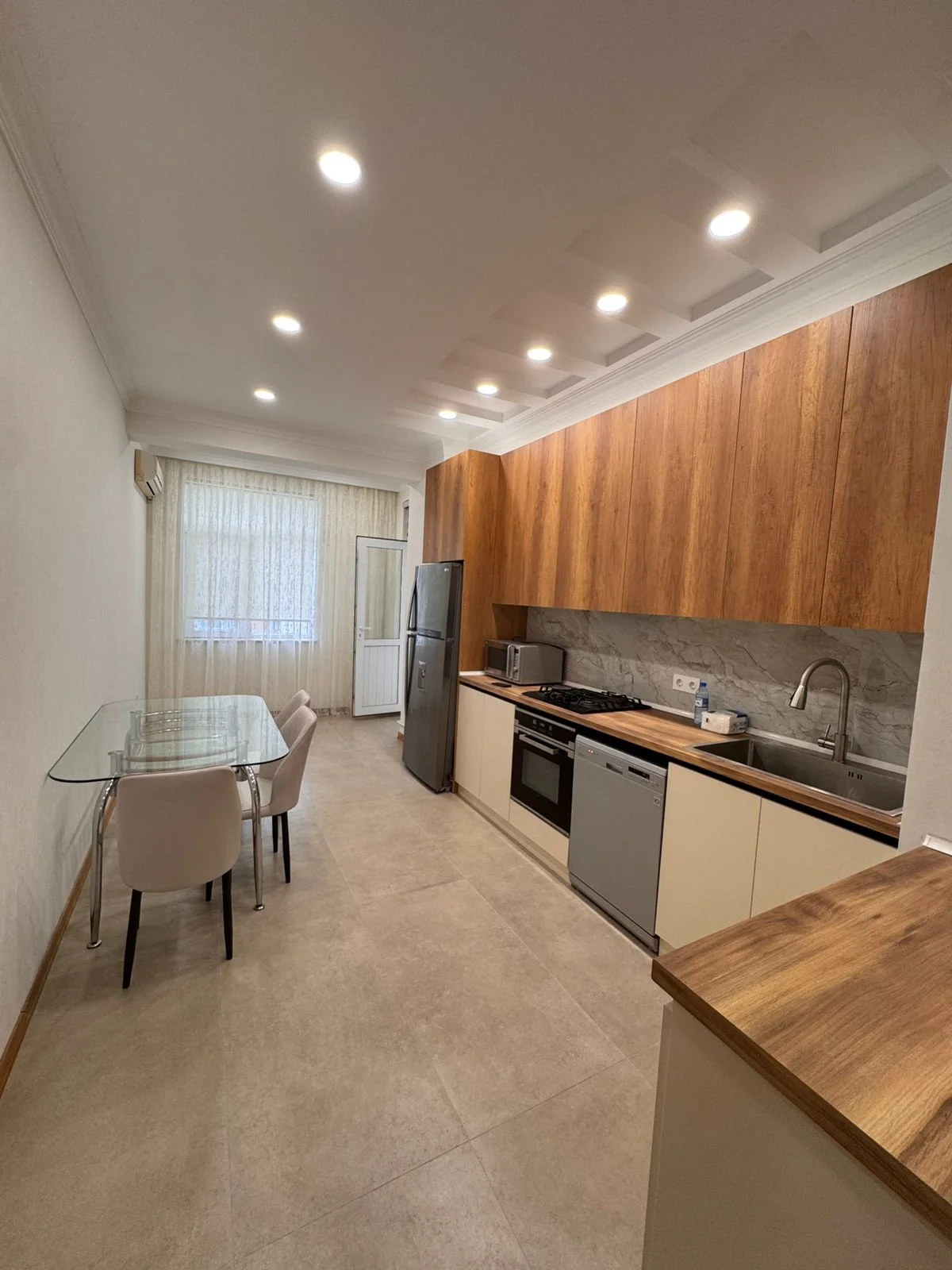 Kirayə 2 otaqlı Mənzil 85 m² Xətai r.
