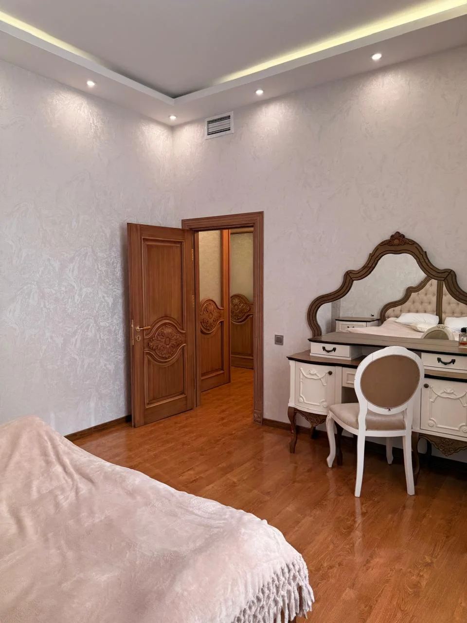 Kirayə 5 otaqlı Mənzil 240 m² Xəzər r.