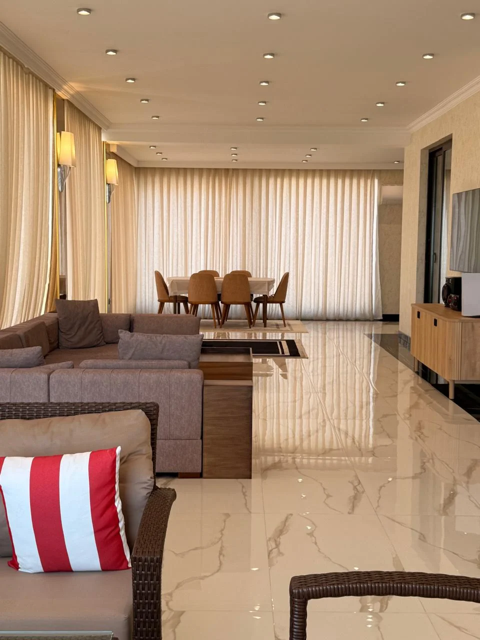 Kirayə 5 otaqlı Mənzil 240 m² Xəzər r.