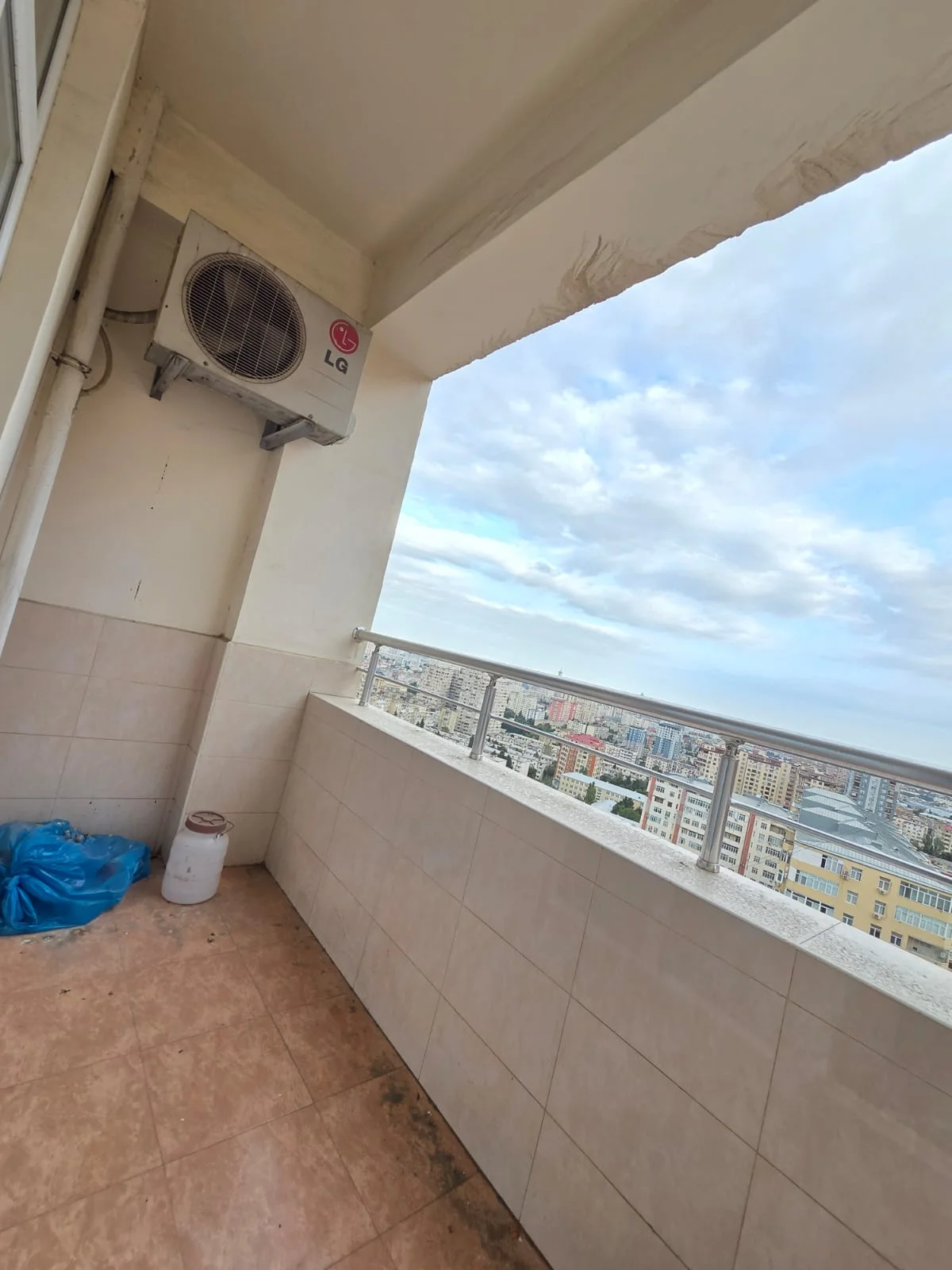 Satılır 2 otaqlı Mənzil 90 m² Binəqədi r.