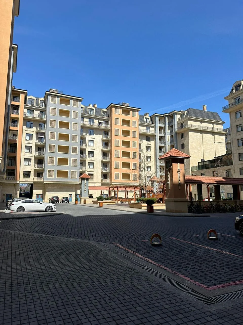 Kirayə 3 otaqlı Mənzil 140 m² Xətai r.