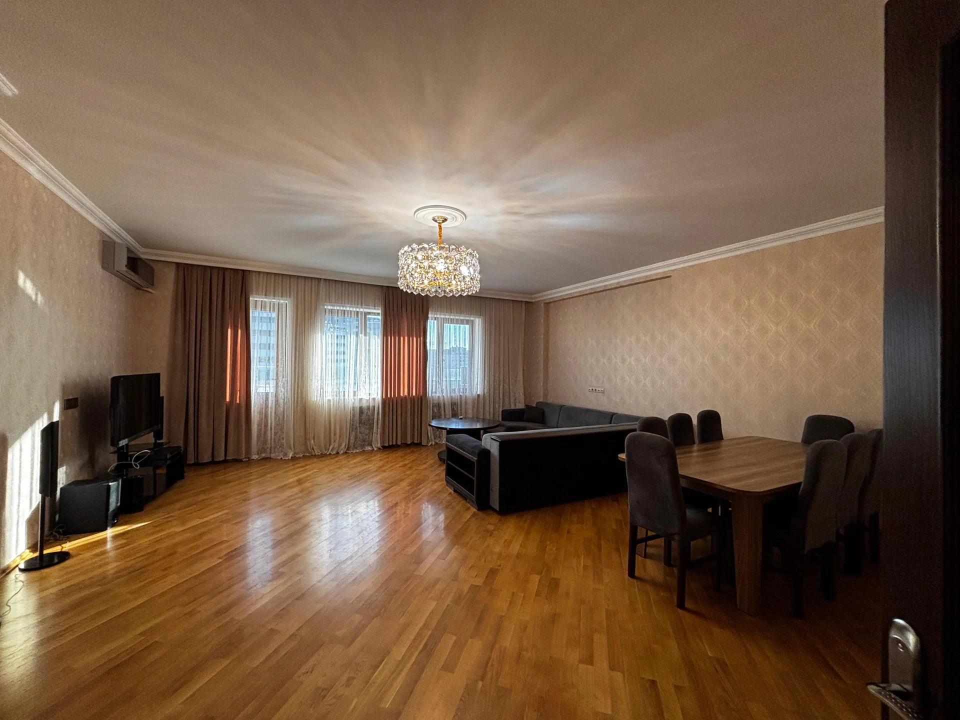 Kirayə 3 otaqlı Mənzil 135 m² Nərimanov r.