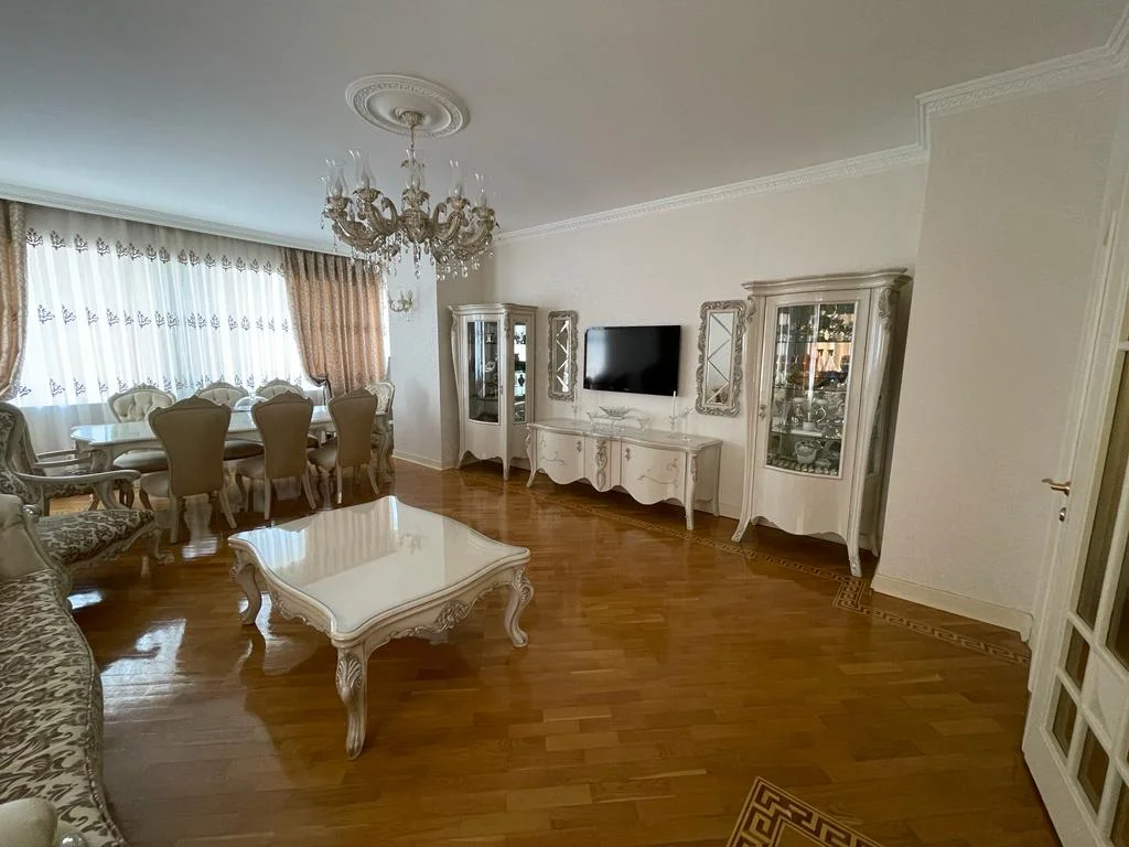 Kirayə 3 otaqlı Mənzil 137 m² Xətai r.