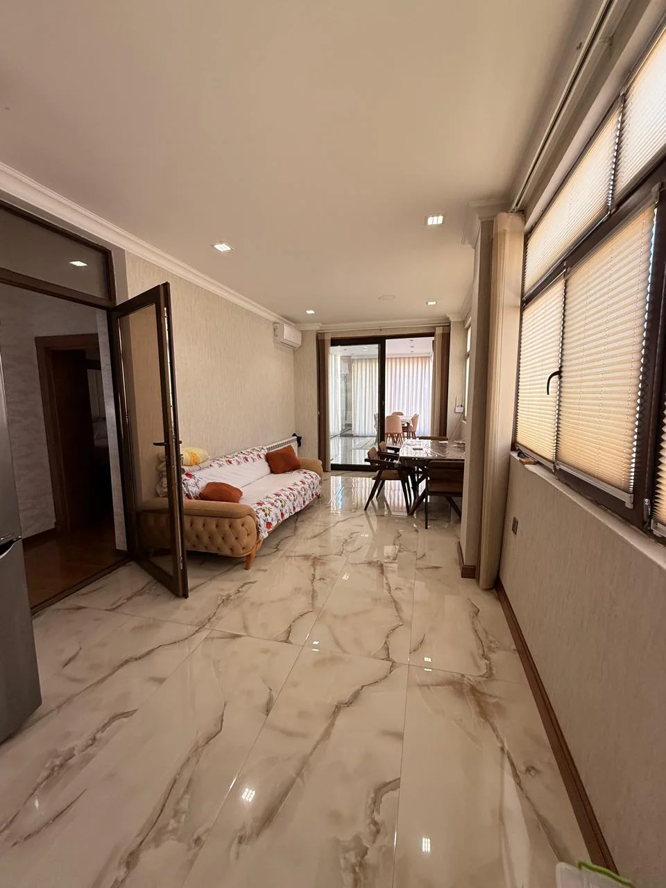Kirayə 5 otaqlı Mənzil 240 m² Xəzər r.