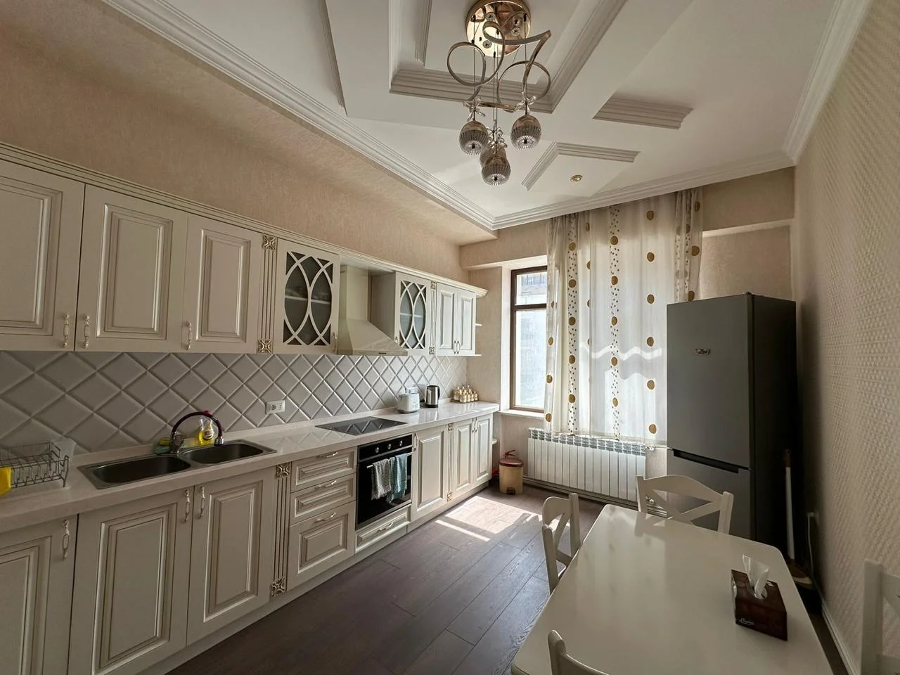 Kirayə 3 otaqlı Mənzil 140 m² Xətai r.