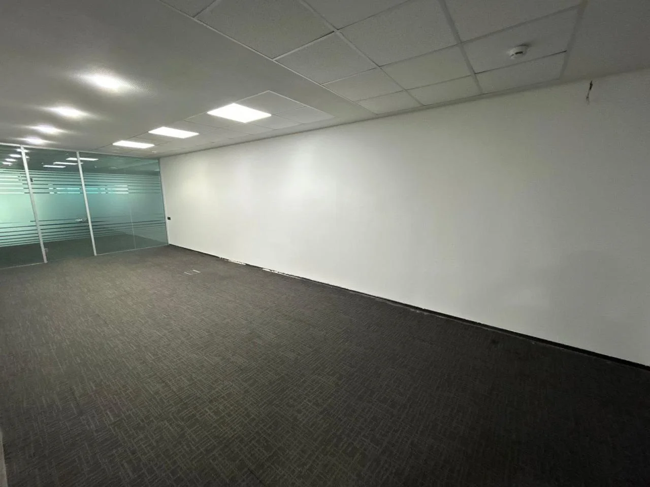 İcarəyə verilir 13 otaqlı ofis 600