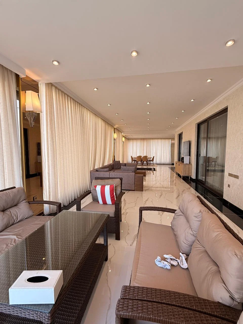 Kirayə 5 otaqlı Mənzil 240 m² Xəzər r.