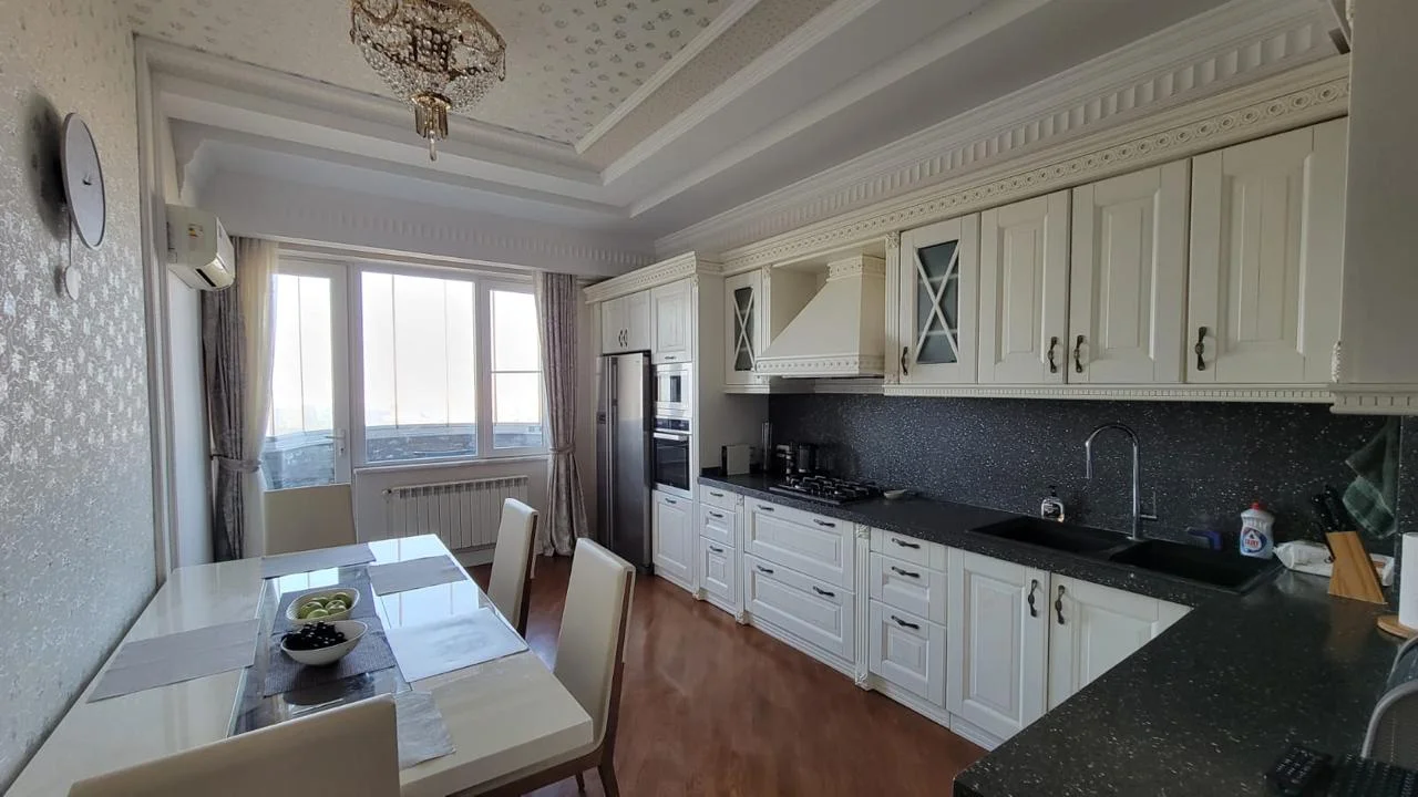 Kirayə 4 otaqlı Mənzil 177 m² Səbail r.
