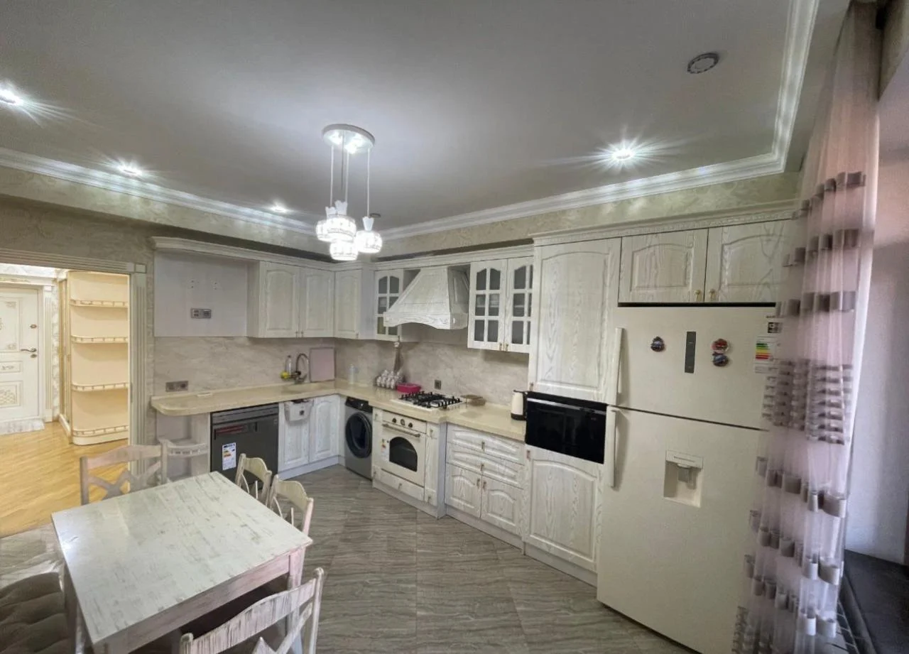Kirayə 3 otaqlı Mənzil 100 m² Xətai r.